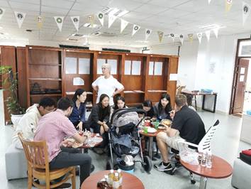 图片包含 室内, 桌子, 房间, 食物描述已自动生成